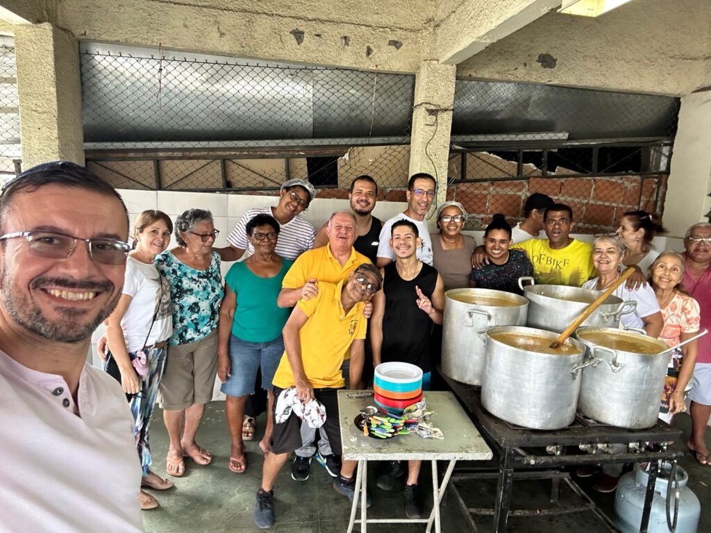 Voluntário preparando a sopa da OSE